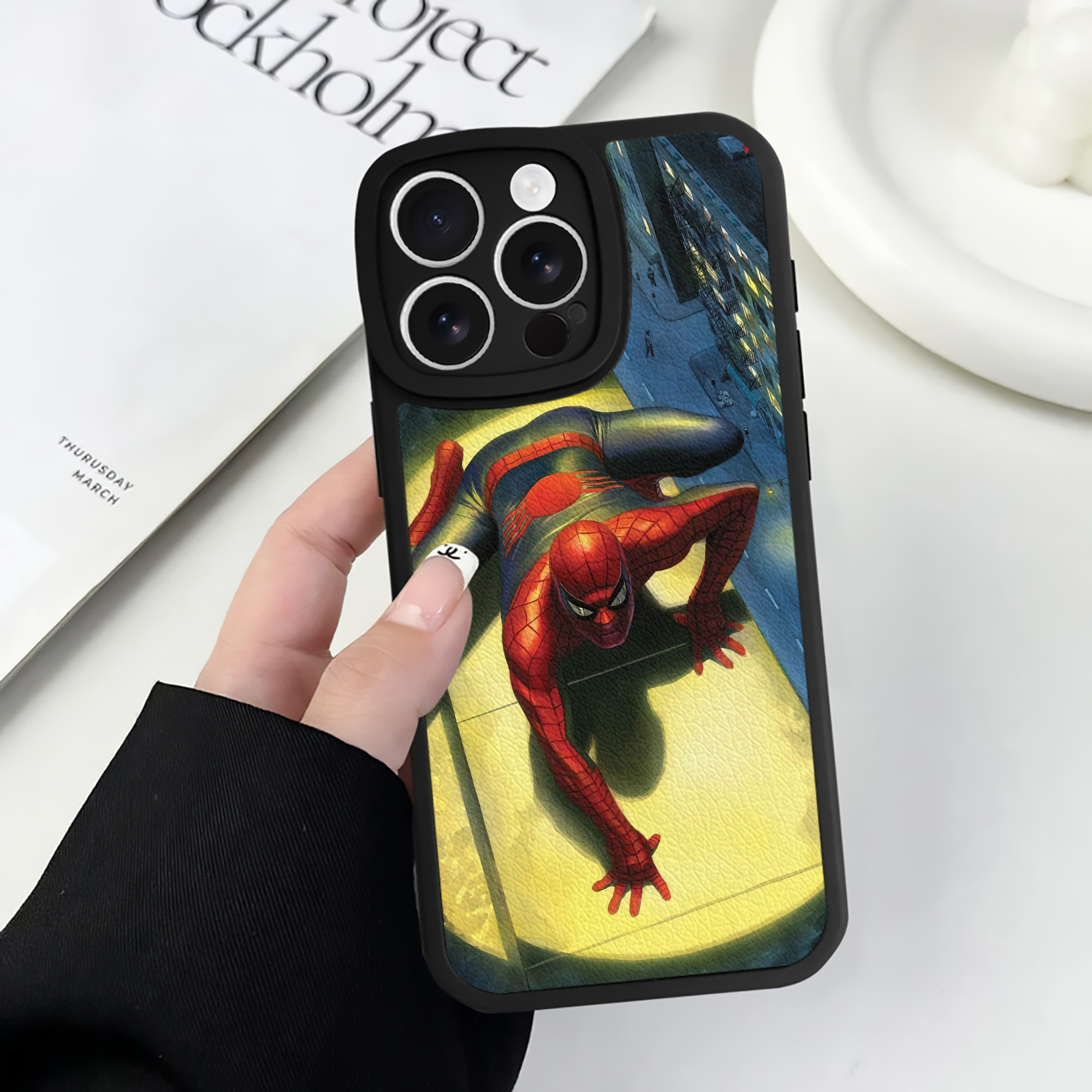 （画像用） Spider Man スパイダーマン 【iPhone 16シリーズ対応】シリコンスマホケース（レザー調） 材質：シリコン